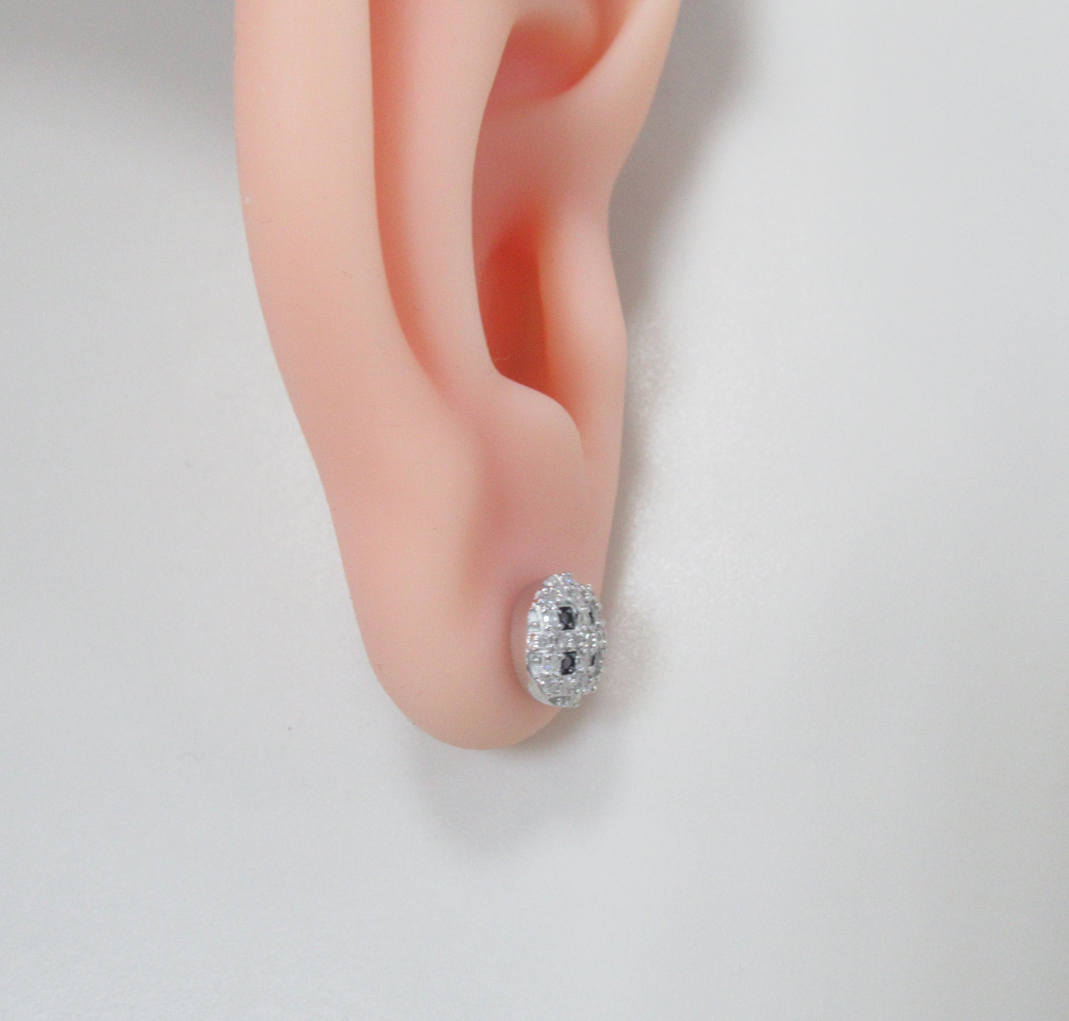 Серебряные серьги-пусеты с бриллиантами